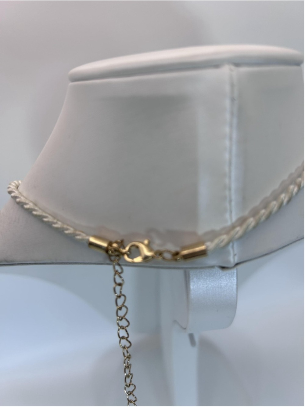 Necklace Gold Tone Hammered Disc Pendant White Cord Lobster Clasp 18 In - Picture 3 of 7